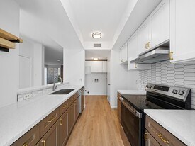 2139 Lake Village Dr in Houston, TX - Building Photo