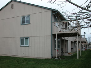 Midland Crest Apartments in Tacoma, WA - Building Photo - Building Photo