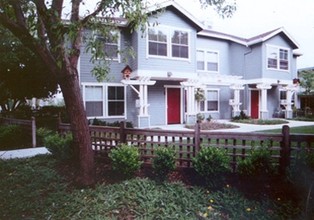 Willow Court in Menlo Park, CA - Building Photo - Building Photo