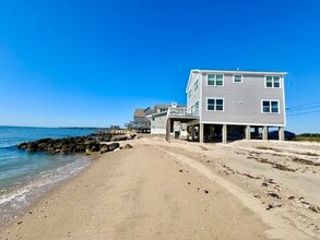 39 Circle Beach Rd in Madison, CT - Building Photo - Building Photo