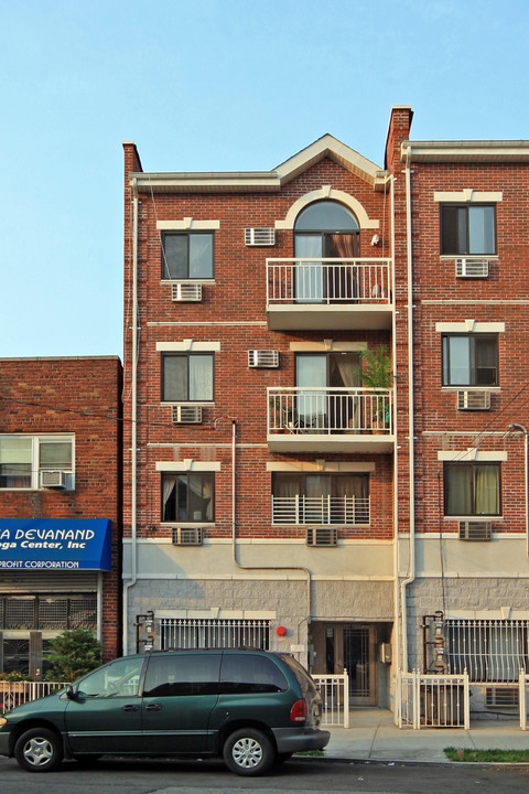 66-06 Woodside Ave in Flushing, NY - Building Photo