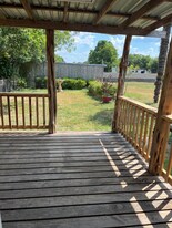 303-B 1st St in Center Point, TX - Building Photo