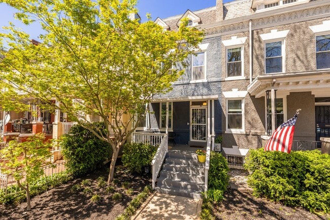 property at 637 Keefer Pl NW