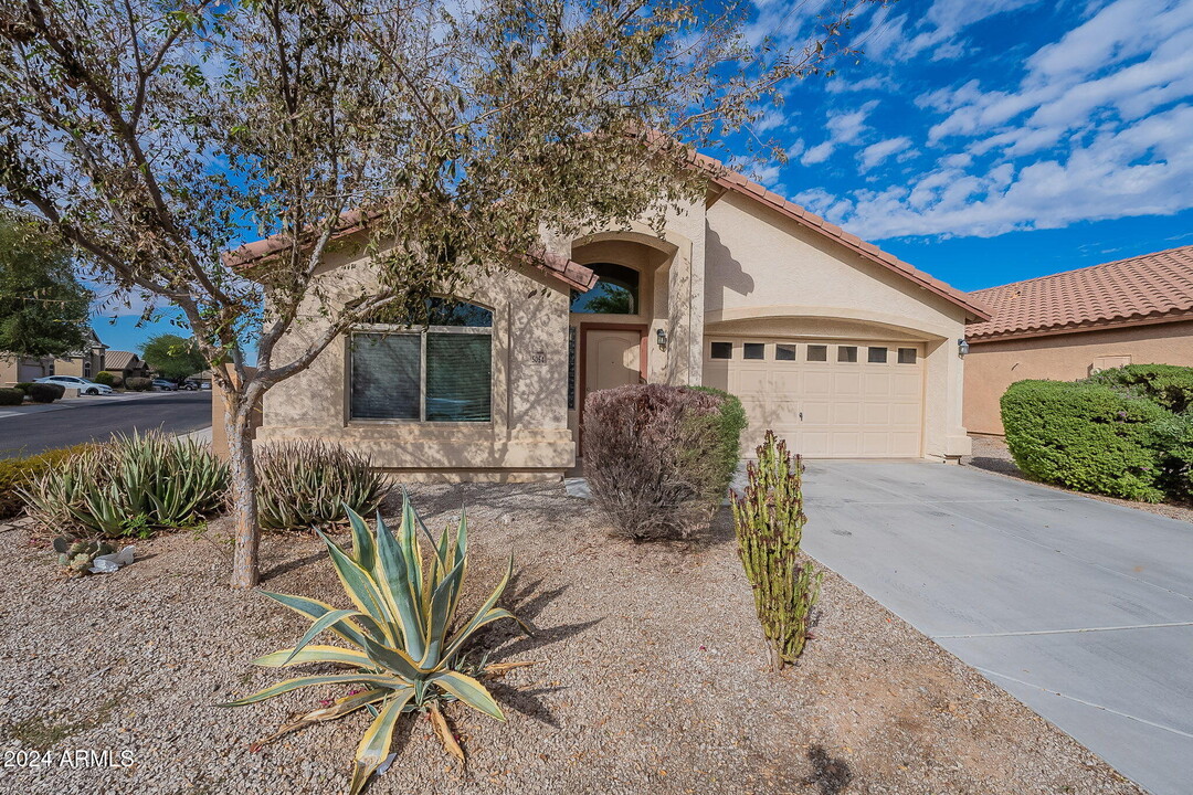 5054 S 235th Dr in Buckeye, AZ - Foto de edificio