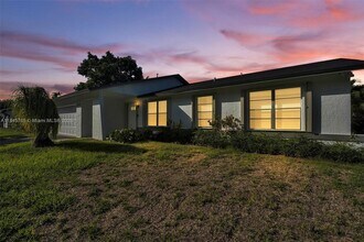 8405 SW 181st Terrace in Palmetto Bay, FL - Building Photo - Building Photo