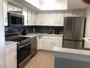 5220 Brittany Dr S, Unit 1006 in St. Petersburg, FL - Foto de edificio - Building Photo