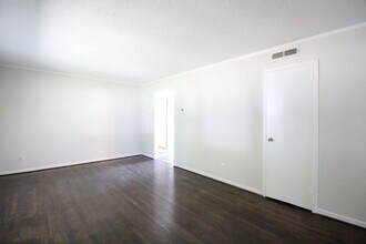 7127 Reeds Rd in Overland Park, KS - Building Photo - Building Photo