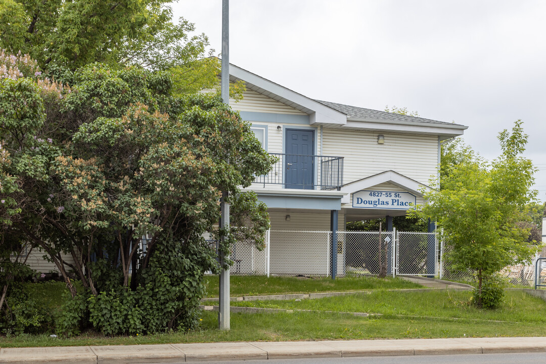 Douglas Place in Red Deer, AB - Building Photo