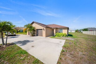 2820-2824 SW 7th Pl in Cape Coral, FL - Building Photo