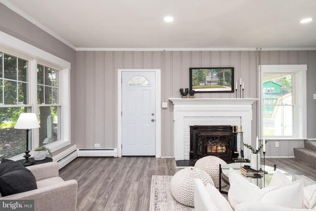 property at 6 Oak Ln SW