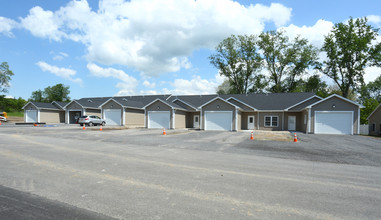 Canal View in Marcy, NY - Foto de edificio - Building Photo