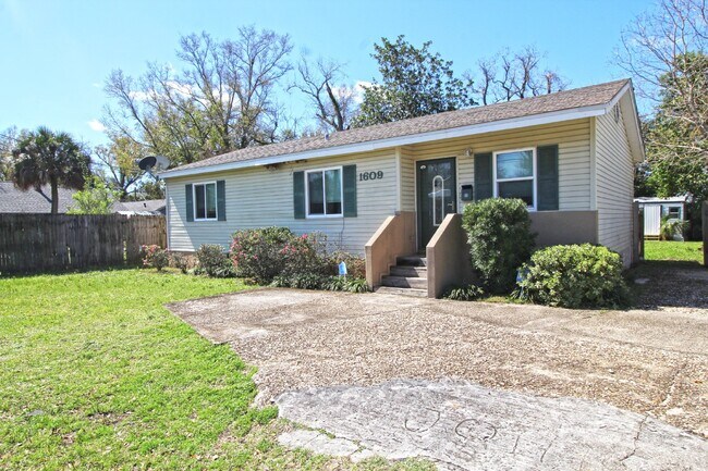 1609 Doctor M.L.K. Jr Dr in Pensacola, FL - Building Photo - Building Photo
