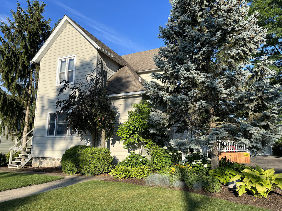 100 N Walkup Ave in Crystal Lake, IL - Foto de edificio