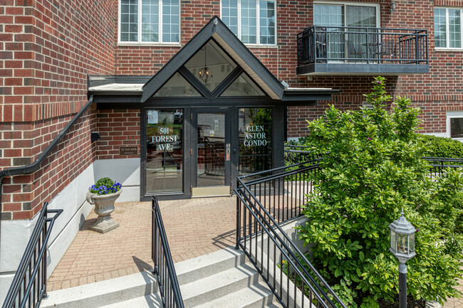 Forest Apartments in Glen Ellyn, IL - Foto de edificio - Building Photo