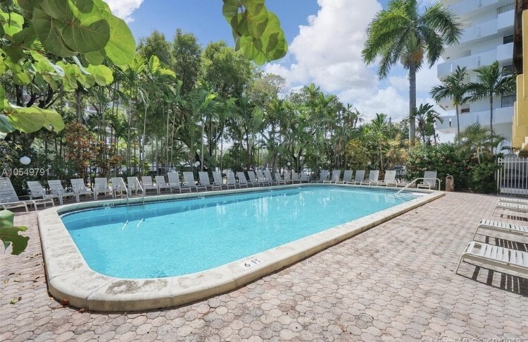 3703 NE 166th St in North Miami Beach, FL - Building Photo