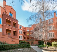 320 Caldecott Ln, Unit 214 in Oakland, CA - Building Photo - Building Photo