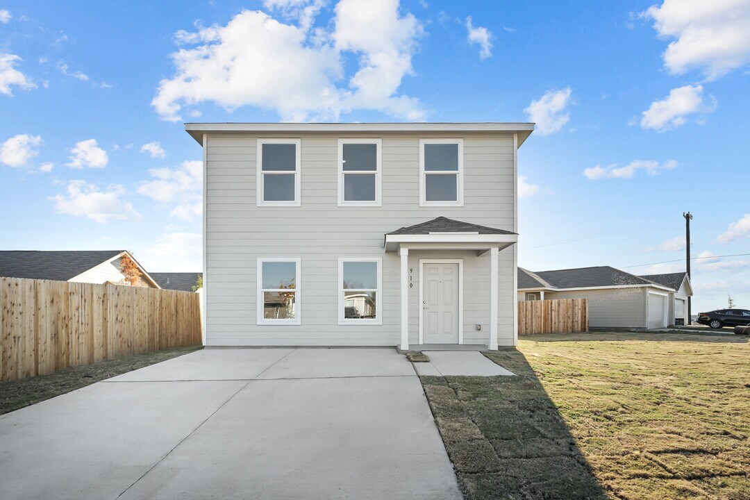 910 Stricker Path in San Antonio, TX - Building Photo