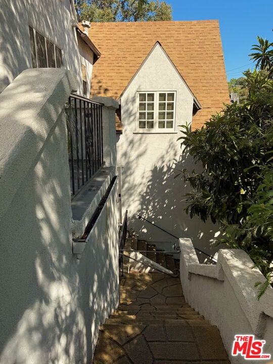 2829 Beachwood Dr in Los Angeles, CA - Building Photo - Building Photo