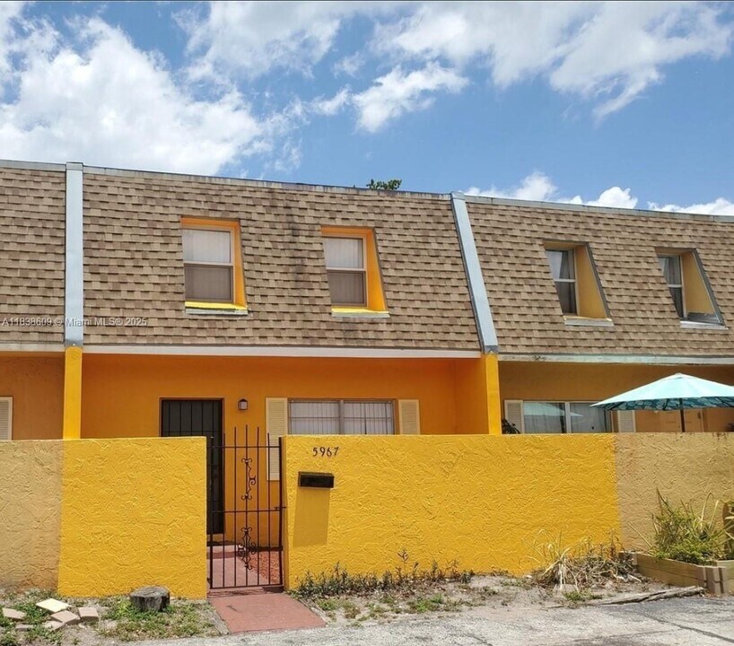 5967 NW 27th Pl in Sunrise, FL - Building Photo