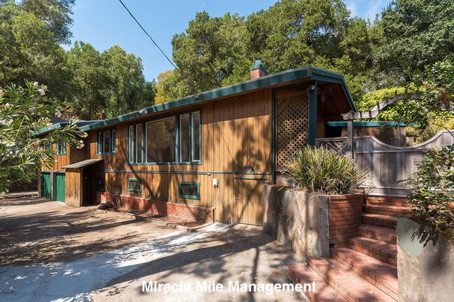 230 Cascade Dr in Fairfax, CA - Foto de edificio - Building Photo