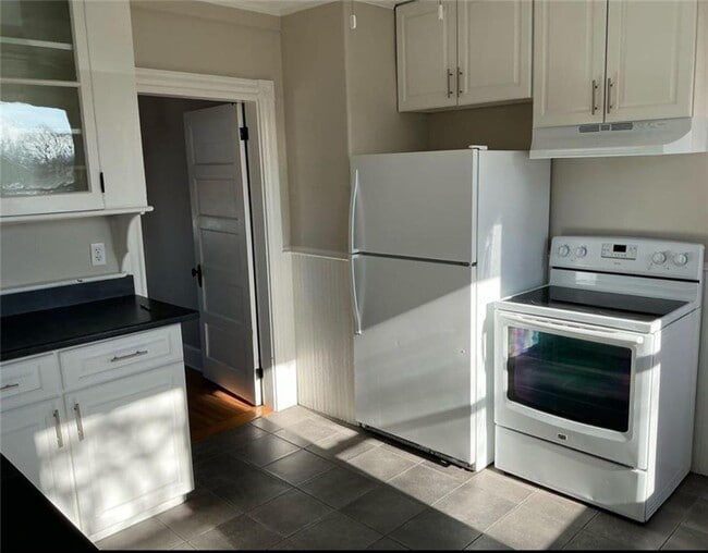 12 Caswell Ave in Newport, RI - Building Photo - Building Photo