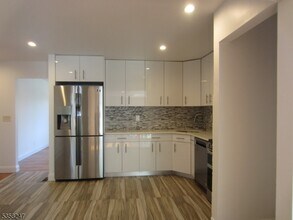 423 Leonhardt Dr in Saddle Brook, NJ - Building Photo - Building Photo