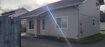 241 NE School St in Grants Pass, OR - Building Photo