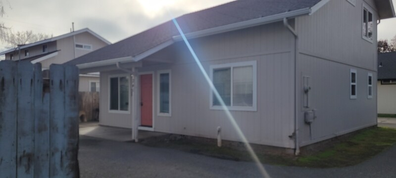 241 NE School St in Grants Pass, OR - Building Photo