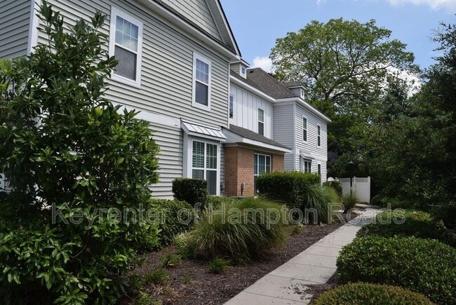 8122 Ships Crossing Rd in Norfolk, VA - Building Photo - Building Photo
