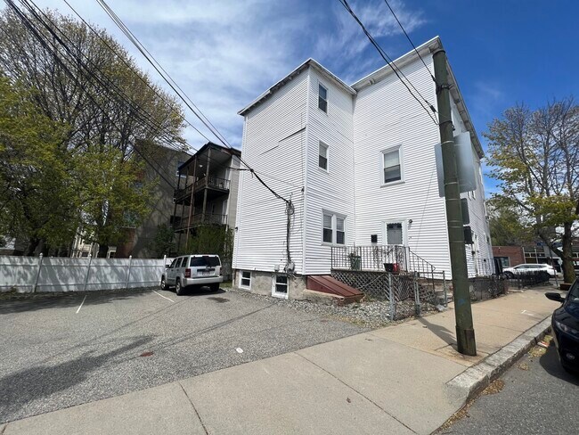 1 Victoria St, Unit 1 in Somerville, MA - Foto de edificio - Building Photo