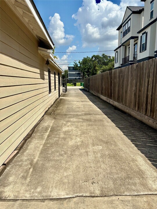 1126 W 22nd St in Houston, TX - Foto de edificio