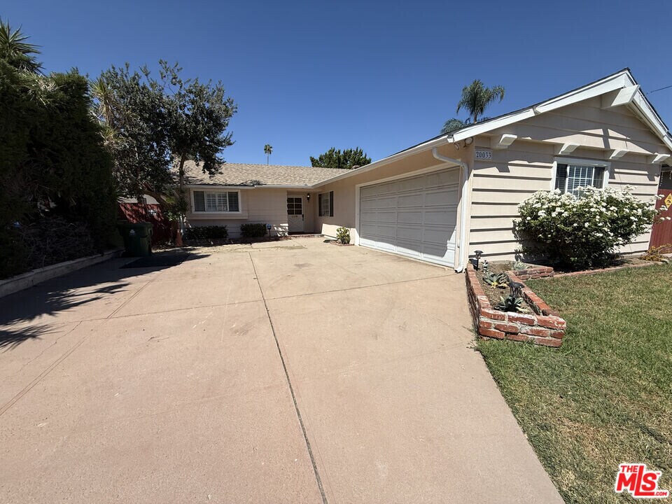 20033 Ingomar St in Los Angeles, CA - Building Photo