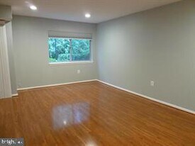 5200 Crossfield Ct in North Bethesda, MD - Building Photo