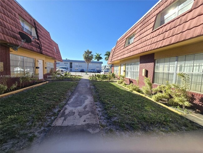 5309 NW 27th St in Lauderhill, FL - Building Photo - Building Photo