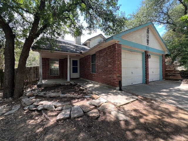 2005 Castle Creek Dr in San Marcos, TX - Building Photo