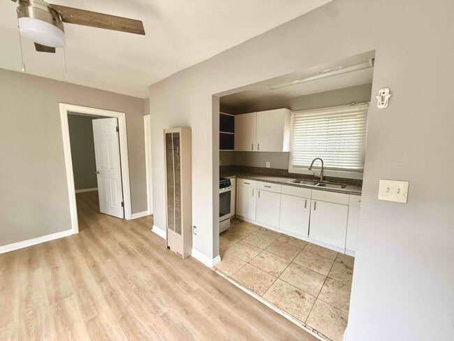 532 W 77th St in Los Angeles, CA - Building Photo - Building Photo