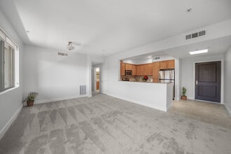 Villa Del Rey Apartments in Toluca Lake, CA - Foto de edificio - Building Photo