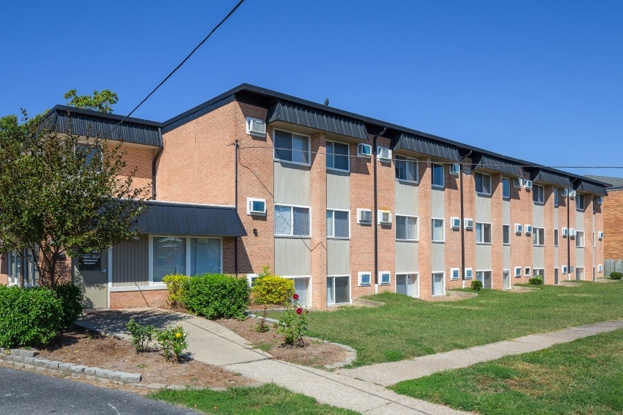 Come Enjoy Ashburn Court Apartments in Carbondale, IL - Foto de edificio