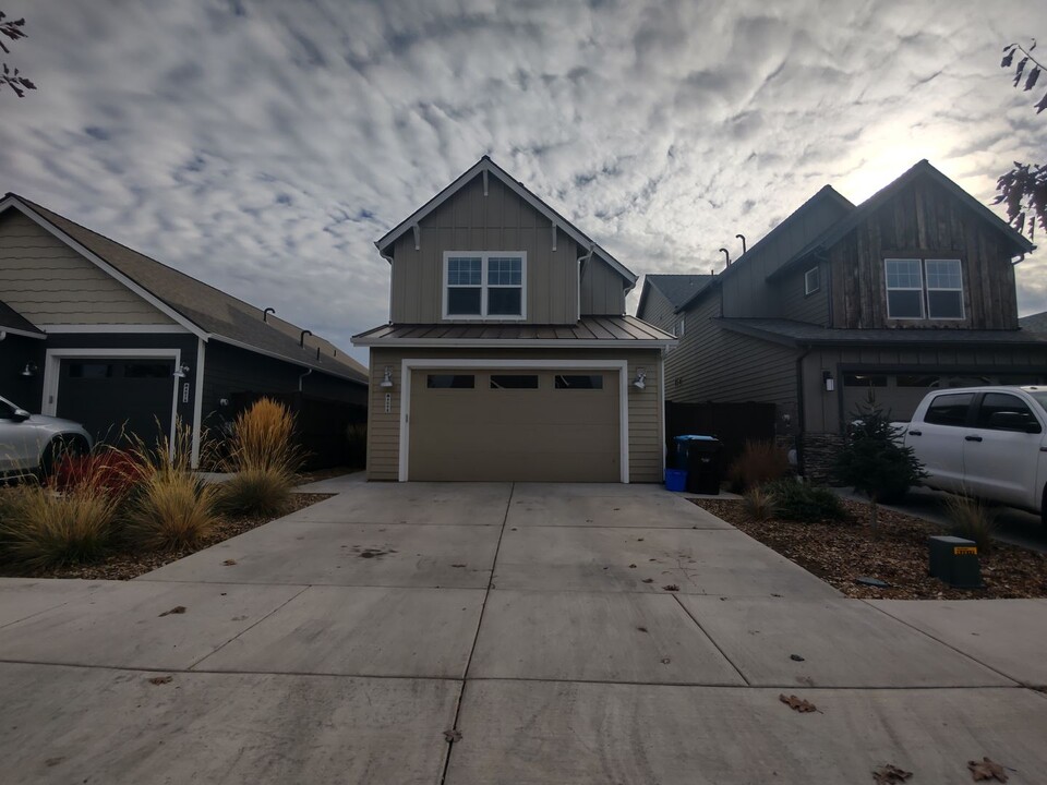 4098 SW Coyote Ave in Redmond, OR - Foto de edificio