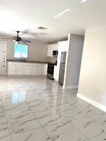 1945 Pierce St in Hollywood, FL - Building Photo