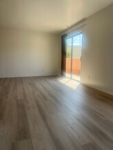 14746 Delano St in Van Nuys, CA - Foto de edificio - Building Photo