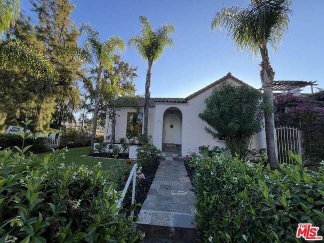 property at 101 N La Peer Dr