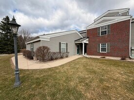 N17W26887 E Fieldhack Dr in Pewaukee, WI - Building Photo