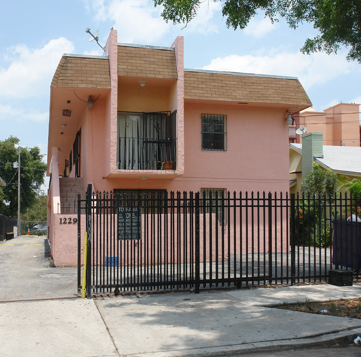 1229 NW 4th St in Miami, FL - Building Photo