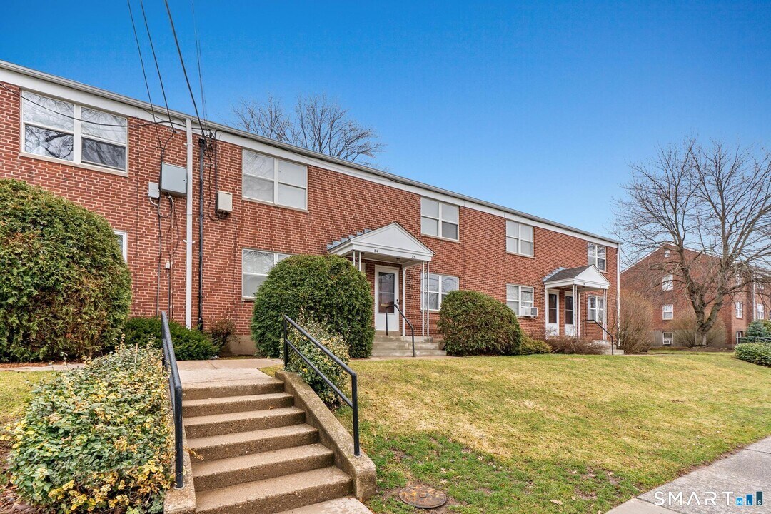 52 Arnold Way in West Hartford, CT - Building Photo