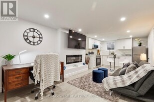 67 Hobbs Dr in Bowmanville, ON - Building Photo