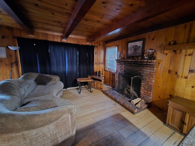 41387 Lahontan Dr in Big Bear Lake, CA - Foto de edificio - Building Photo