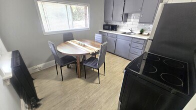 939 Duke St in Cambridge, ON - Building Photo - Building Photo