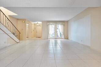 712 NE 27th Ave in Hallandale Beach, FL - Building Photo - Building Photo
