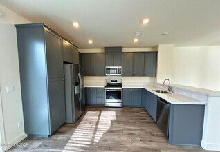 7145 Owl Vw Dr in Sparks, NV - Building Photo - Building Photo